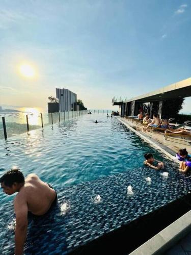 Central Pattaya Amazing Location Infinity Pool — 4-Star Luxury Hotel in Pattaya, Thailand