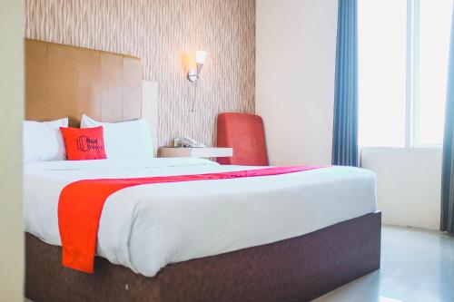 RedDoorz Plus near Mall Panakukang in Makassar, Indonesia