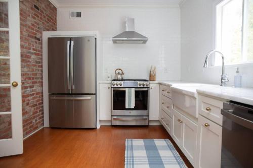 48 Gas Firepit Historic DT Late Summer Specials Steps to Riverwalk in Wilmington, United States