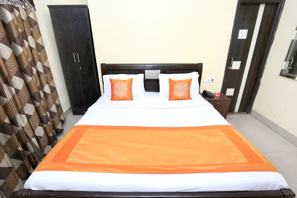 OYO 11642 Hotel Golden Grand