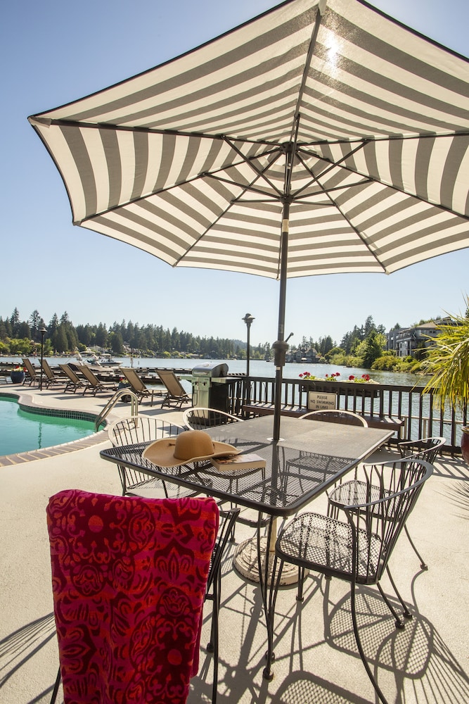 Lakeshore Inn - photo 37