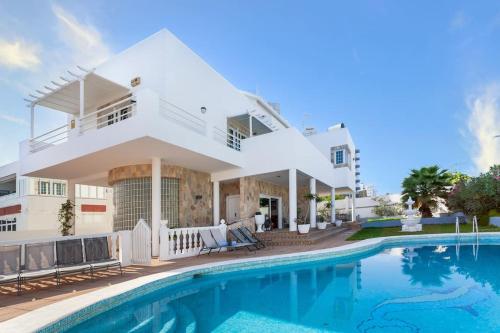 Villa Marlenghi with Private Pool — 4-Star Luxury Hotel in San Bartolome De Tirajana, Spain