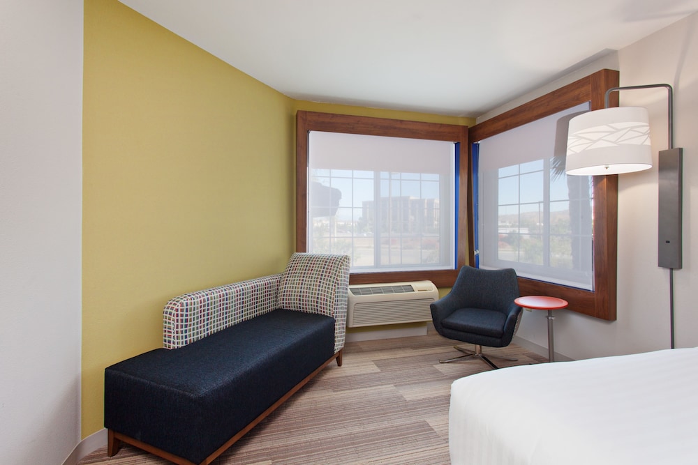 Holiday Inn Express & Suites Corona by IHG - photo 2