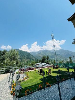 Frosty Mountain Resort in Pahlgam, India