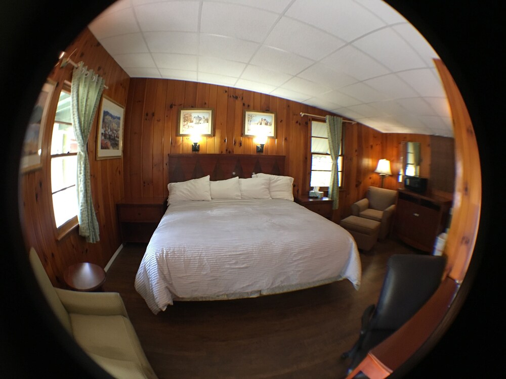 CedarWood Inn - photo 8