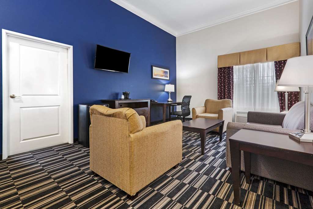 La Quinta Inn & Suites by Wyndham Alvin - photo 31