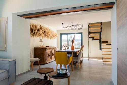 Domaine de Merins 10 Couchages Avec Piscine Face a la Riviere a 4km de la Plage in Fleury, France