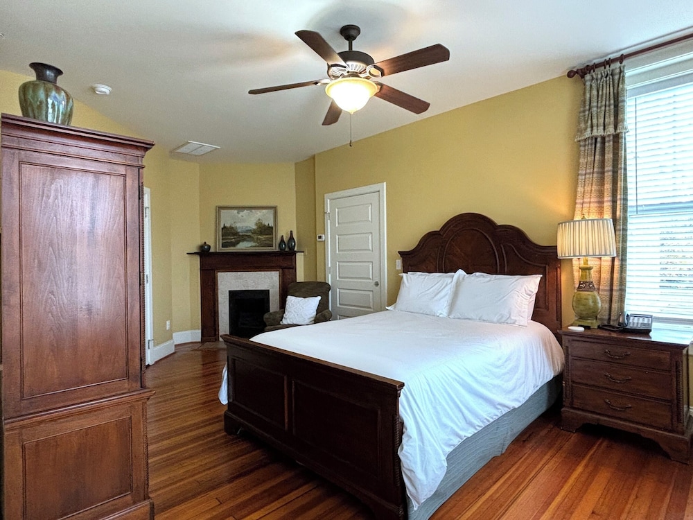 Grand Lux Inn - photo 13
