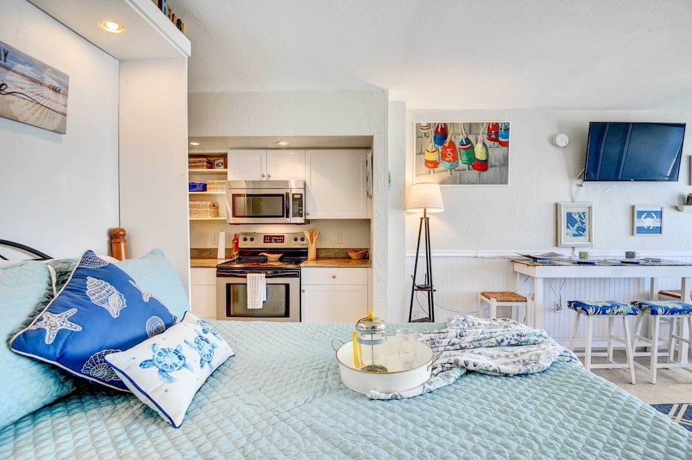 Daytona Beach Studio with Balcony and Ocean View - photo 4