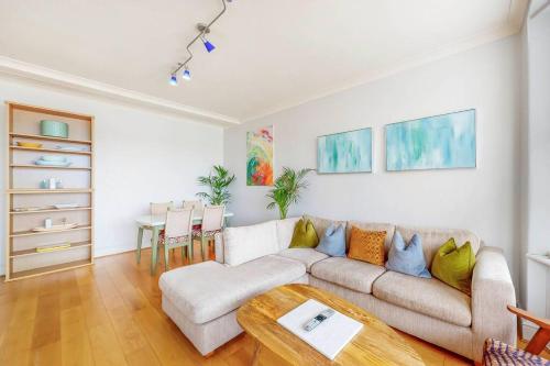 Vibrant and sunny 2 BR apartment in Hyde Park — 4-Star Luxury Hotel in London, United Kingdom