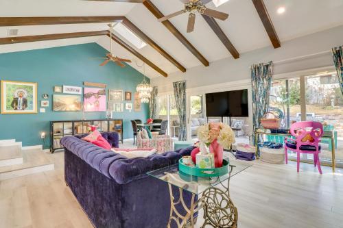 Colorful Austin Home with Covered Patio and Gas Grill — 4-Star Luxury Hotel in Austin, United States