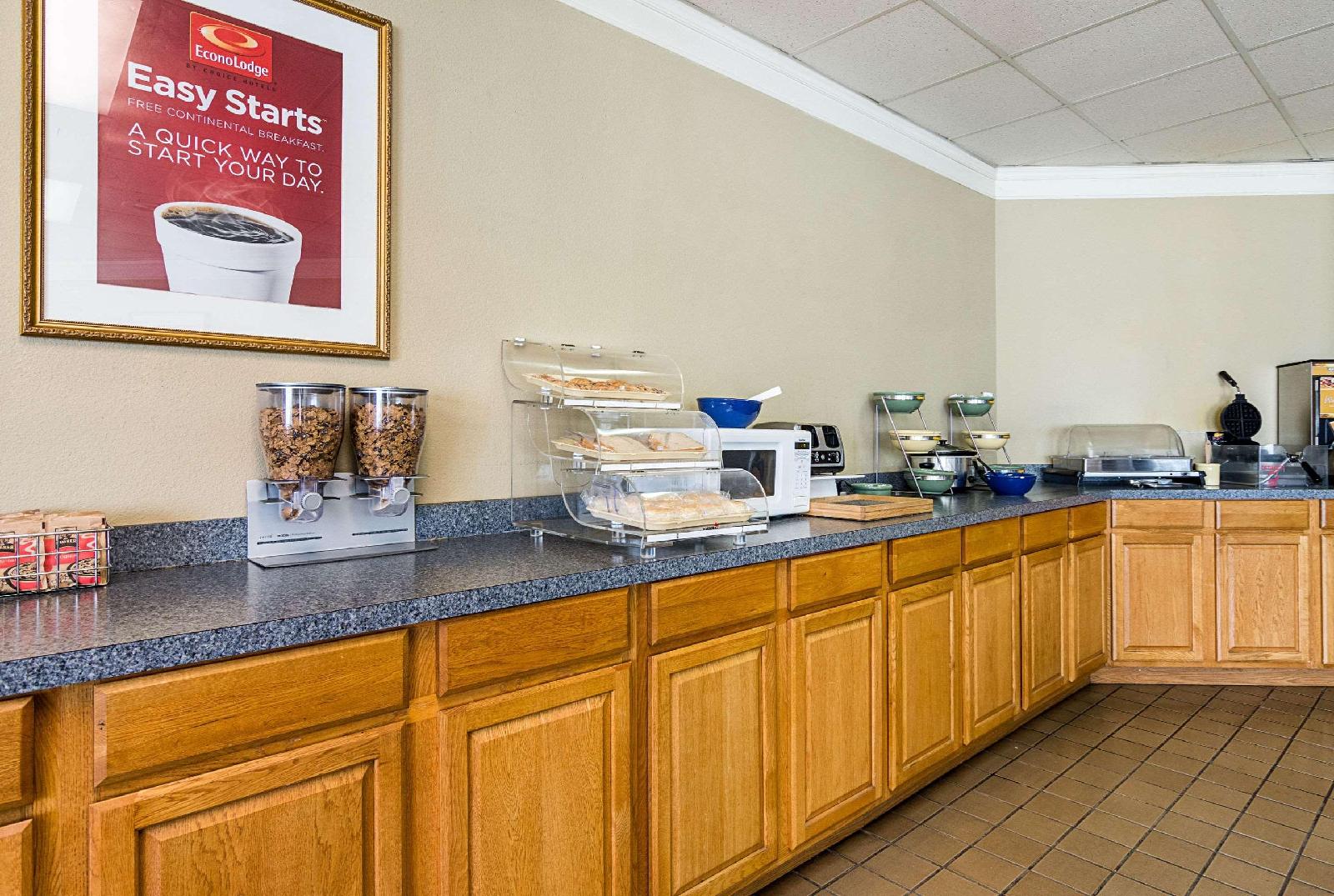 Econo Lodge - photo 28