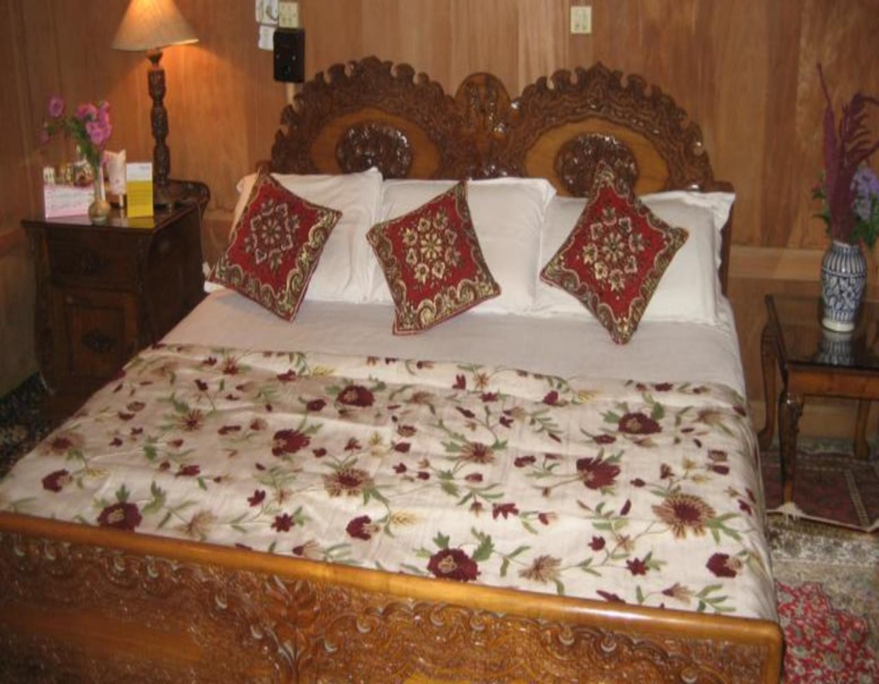 Wangnoo Heritage Houseboats — 4-Star Luxury Hotel in Srinagar, India