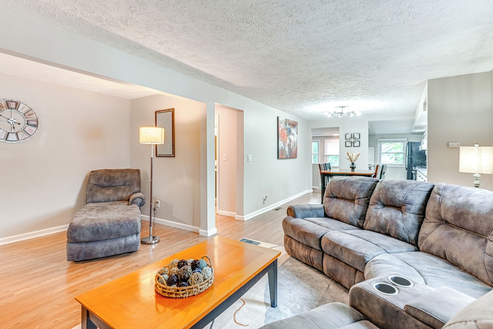 2 Mi to Downtown: Bright Apt in Lansing — 4-Star Luxury Hotel in Lansing, United States