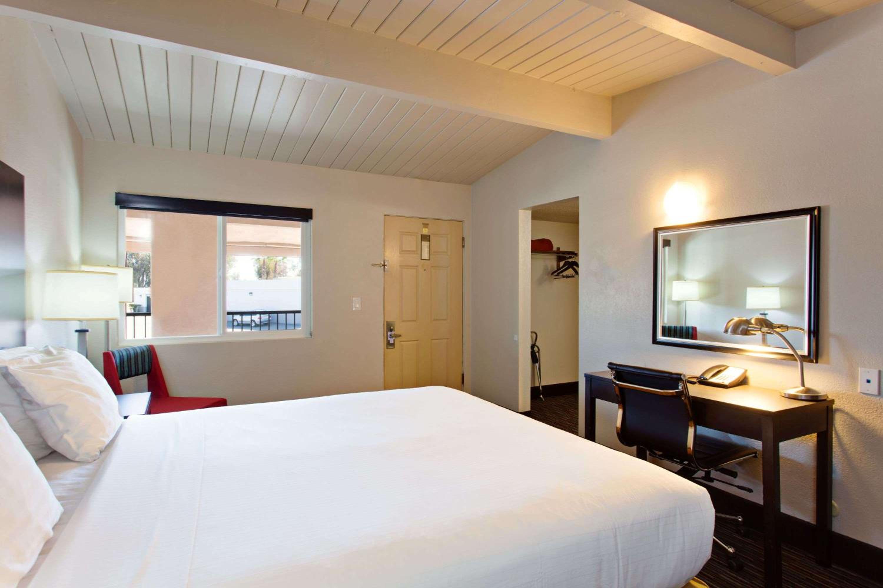 Days Inn by Wyndham Chowchilla Gateway to Yosemite - photo 10