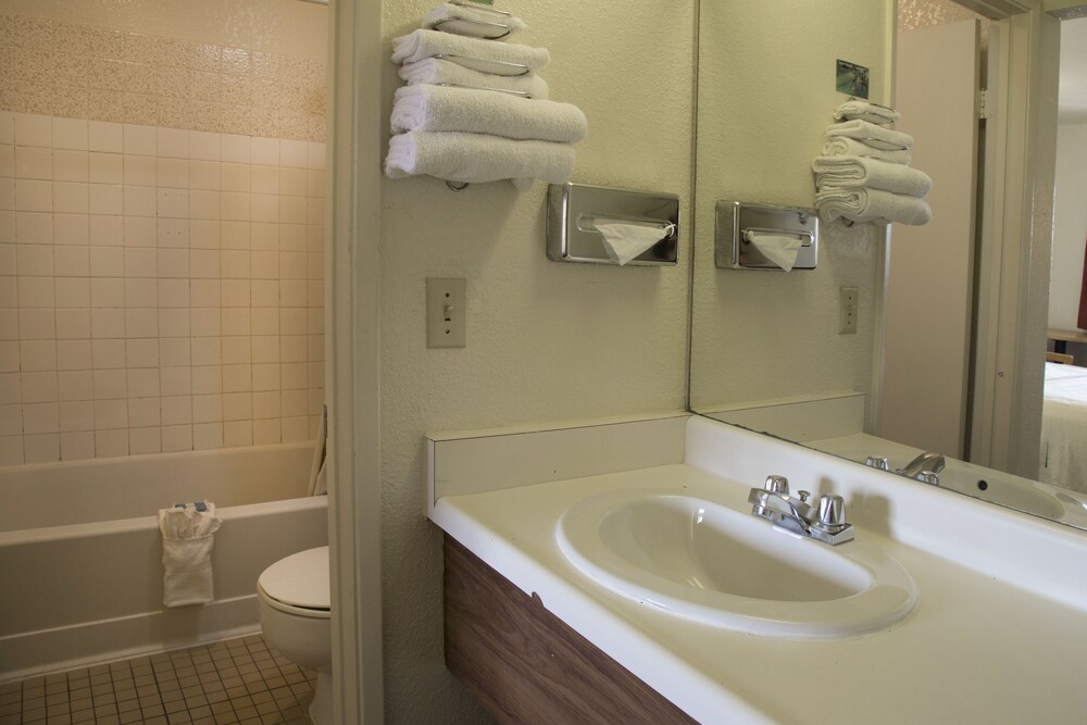 E Z 8 Motel South Bay - photo 18