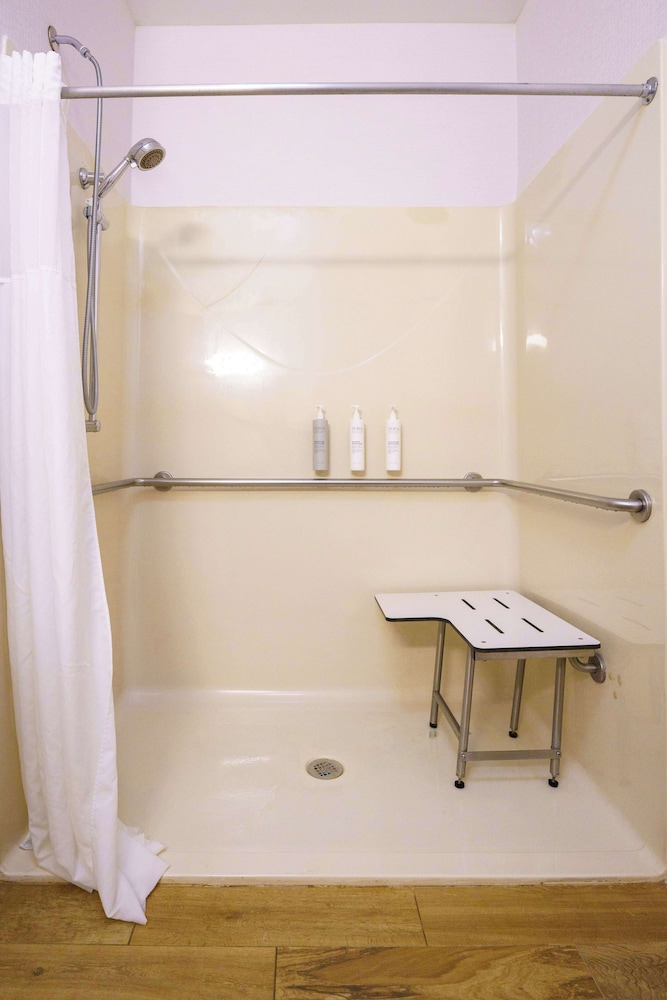 Hampton Inn Hutchinson - photo 59