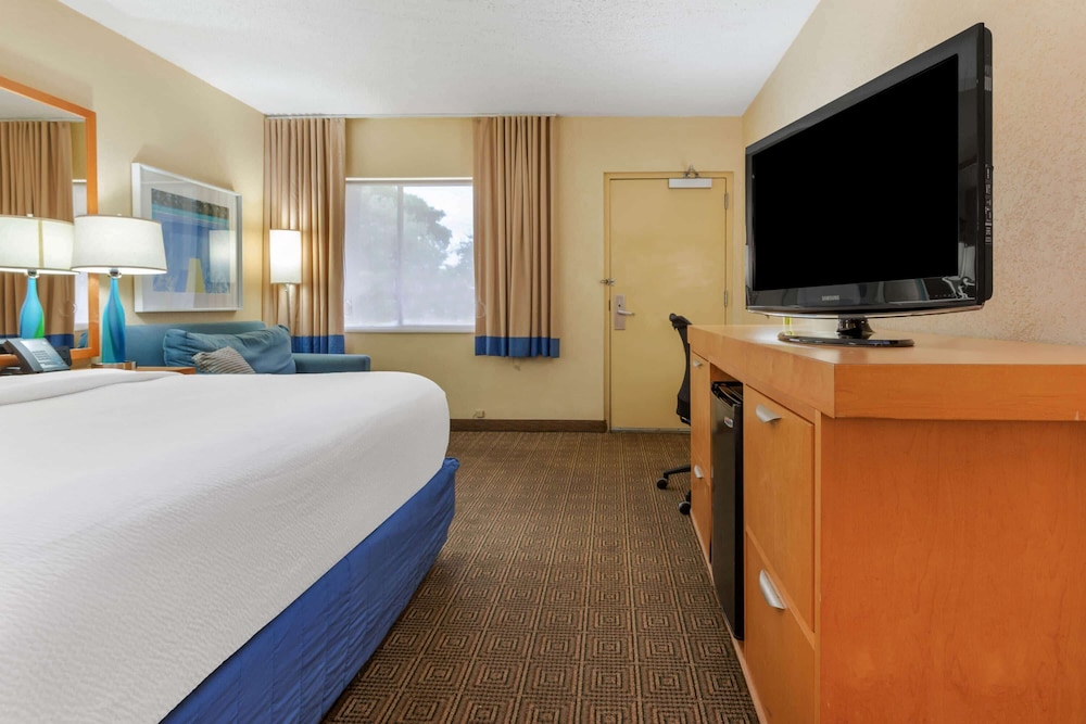 La Quinta by Wyndham Fort Lauderdale Pompano Beach - photo 15
