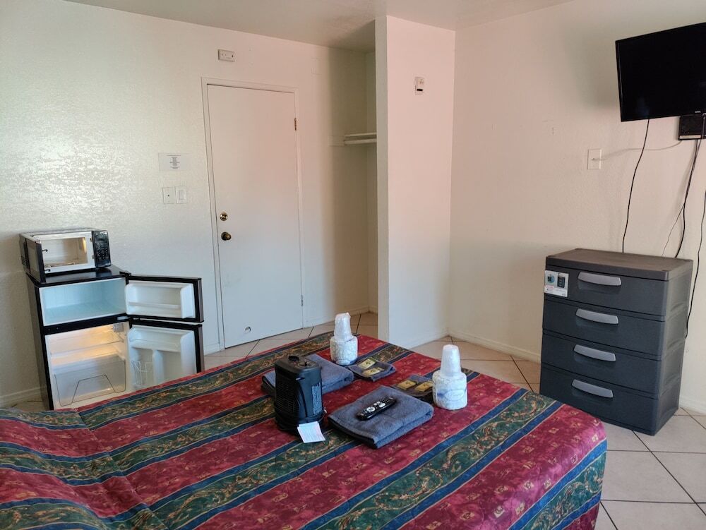 Crown Inn & Suites - photo 4