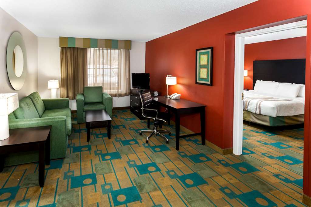 La Quinta Inn & Suites by Wyndham Milwaukee Bayshore Area - photo 19