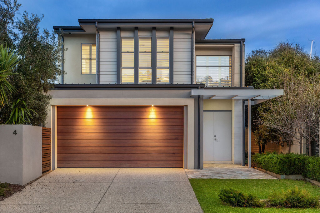 Waterfront Martha Cove Getaway 250m from beach — 4-Star Luxury Hotel in Safety Beach, Australia