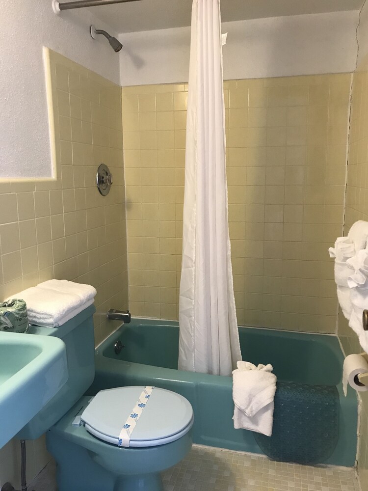 Gold Crest Motel - photo 19
