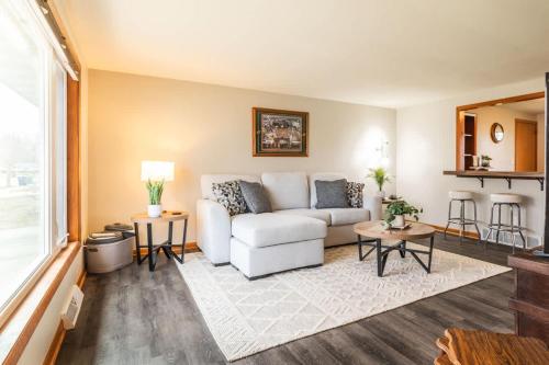 1 Block To Lambeau 3 BR Sleeps 6 Pet Friendly — 4-Star Luxury Hotel in Green Bay, United States