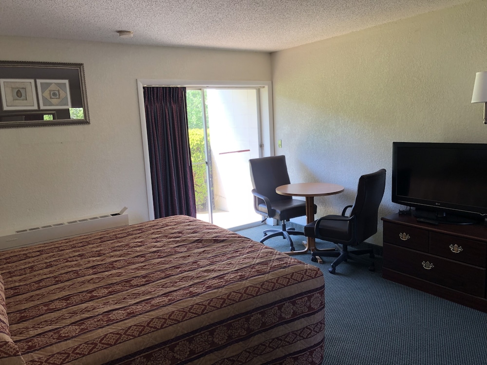Hometown Inn Virginia - photo 10