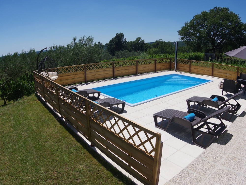Apartment Jadranka Sutivanac Risi — 4-Star Luxury Hotel in Barban, Croatia