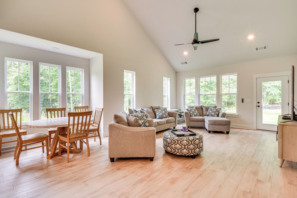 5 Mi to Memorial Stadium & Beach: Modern Townhome — 4-Star Luxury Hotel in Central, United States