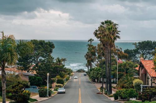 Saratoga Sunset Rooftop Sleek Walk to Beach — 4-Star Luxury Hotel in San Diego, United States