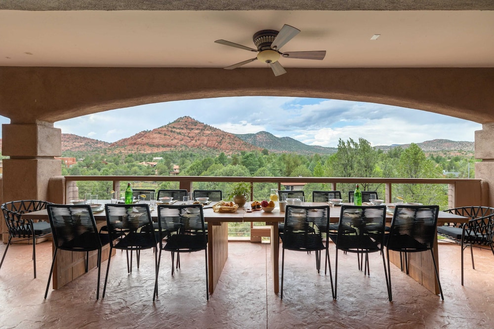 Pyramid by Avantstay Luxe Sedona Mansion w Views 7mins to Downtown in Sedona, United States