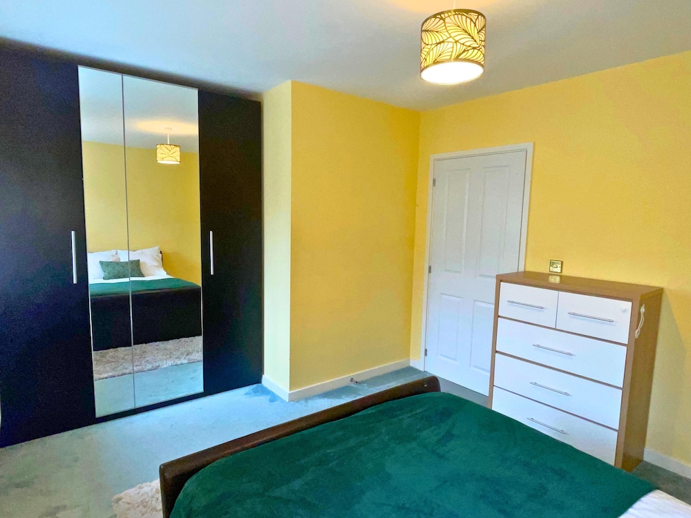 2 Bed End Terrace M4 M25 Heathrow Windsor London — Slough