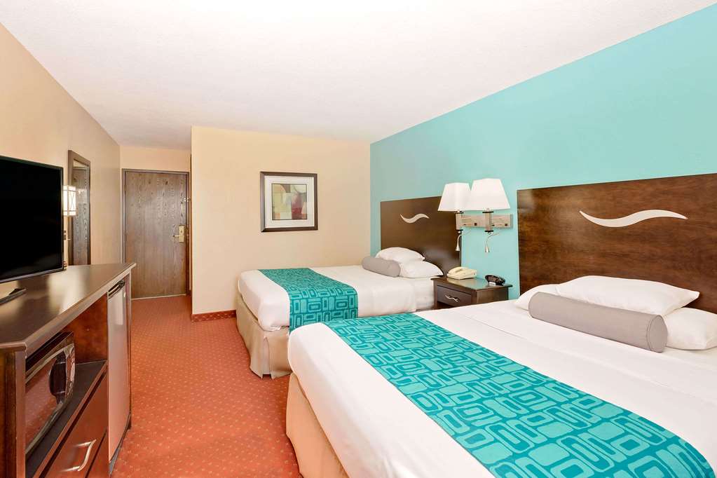 Howard Johnson by Wyndham Waterloo Cedar Falls - photo 12