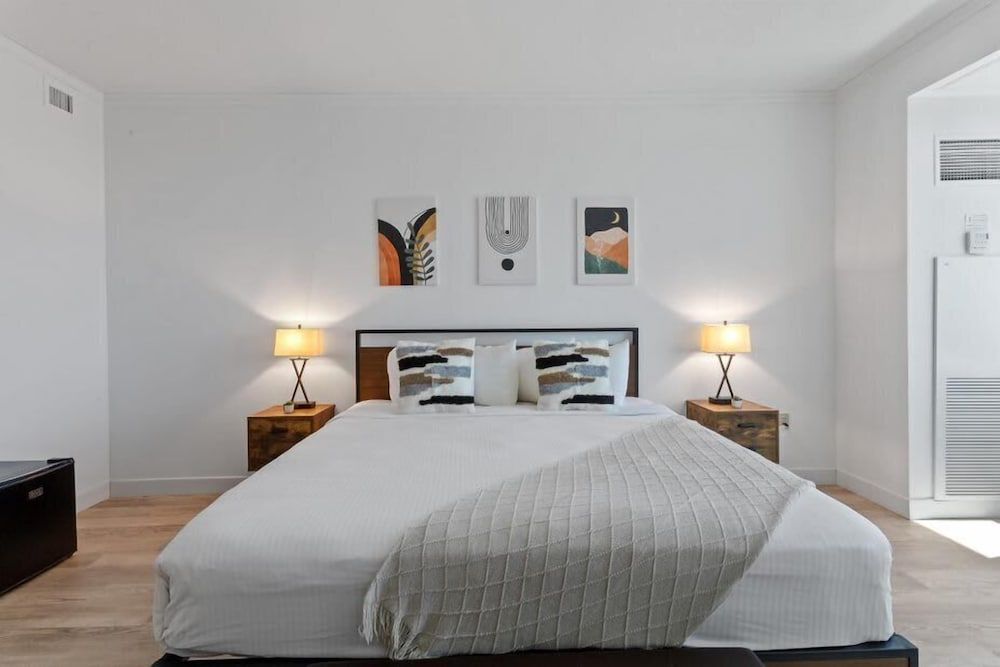 Boardwalk King Bed Retreats by Cozysuites - photo 8