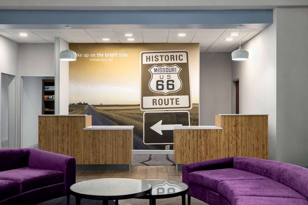 La Quinta Inn & Suites by Wyndham Springfield Airport Plaza - photo 5