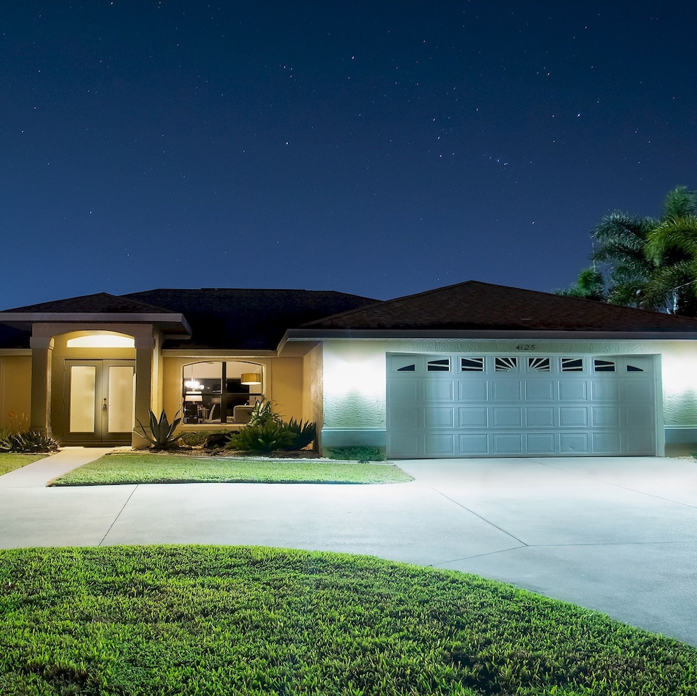 Su Casa XXL pool area PoolSpa 3 Bedroom 2 Bath — 4-Star Luxury Hotel in Cape Coral, United States