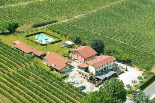 Agriturismo Lizzarola — 4-Star Luxury Hotel in Peschiera Del Garda, Italy