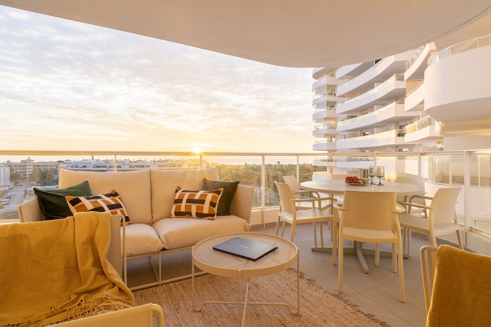 Gran Canet 2BR Sea Views Pools & Gym — 4-Star Luxury Hotel in Canet D'en Berenguer, Spain