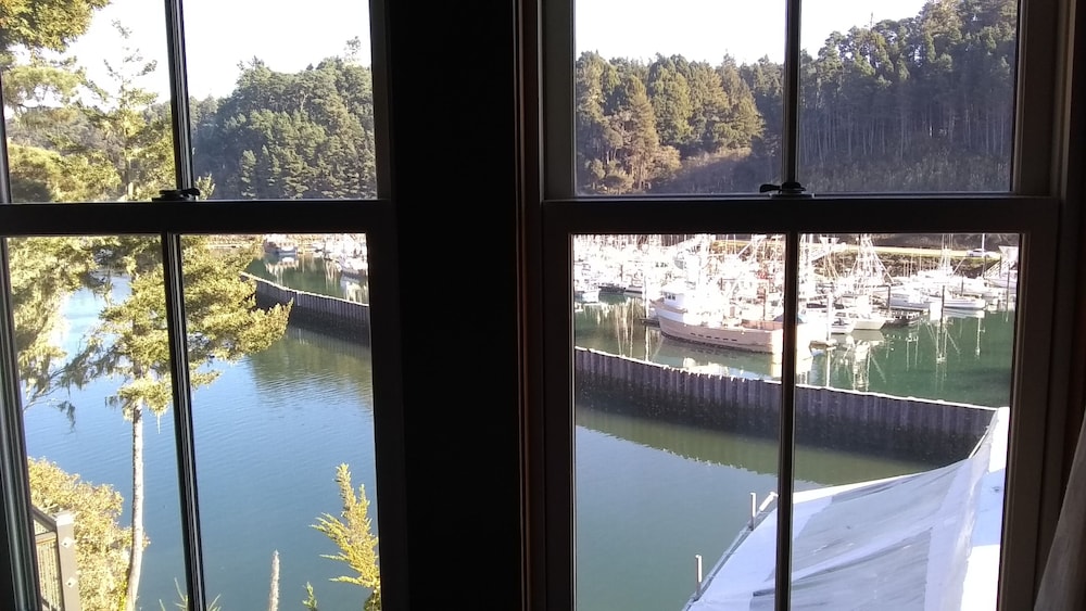 Noyo Harbor Inn Restaurant and Tavern - photo 76