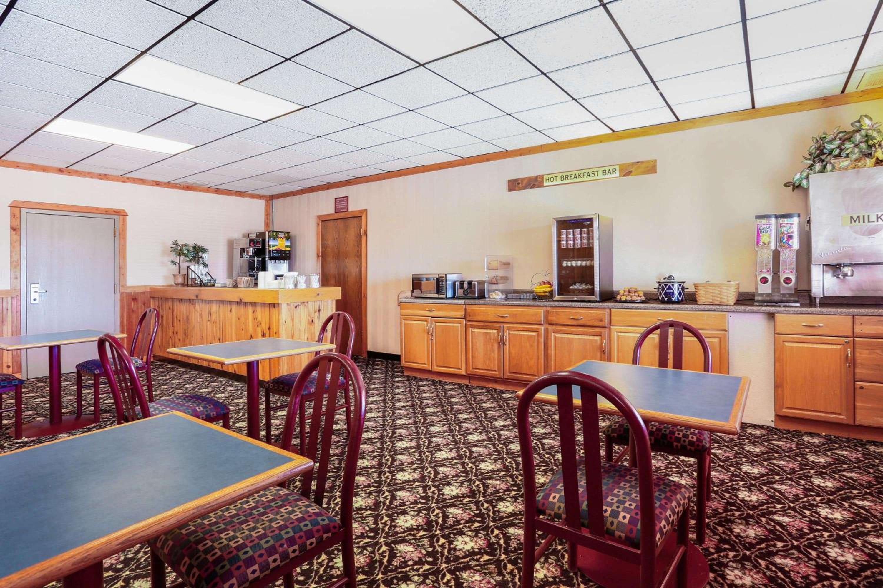 Howard Johnson by Wyndham Helena - photo 5
