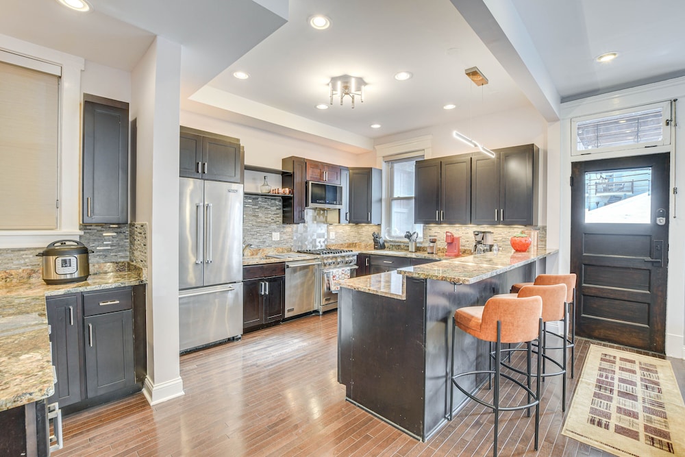 Spacious Condo w Deck 3 Mi to Downtown Chicago — 4-Star Luxury Hotel in Chicago, United States