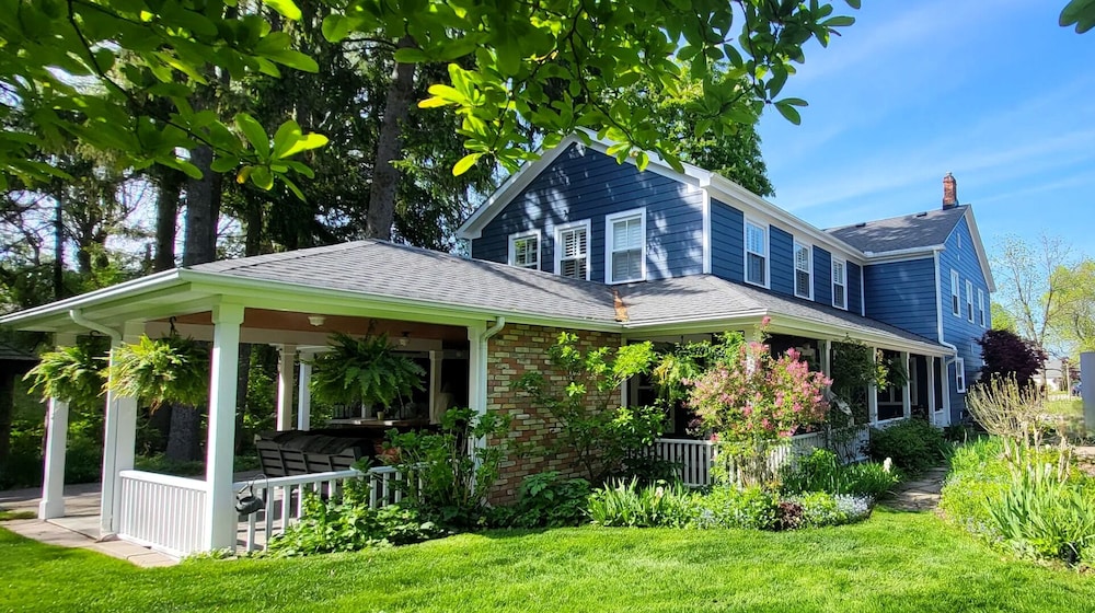 Royal Manor Bed & Breakfast — 5-Star Luxury Hotel in Niagara Falls, Canada