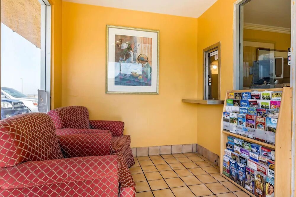 Econo Lodge I 5 At Rt. 58 Buttonwillow CA - photo 2