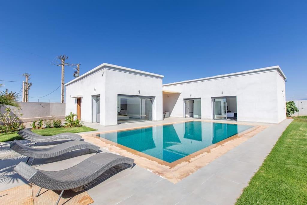 Villa Coquelicot modern style avec jacuzzi piscine Chauffée — 4-Star Luxury Hotel in Marrakesh, Morocco