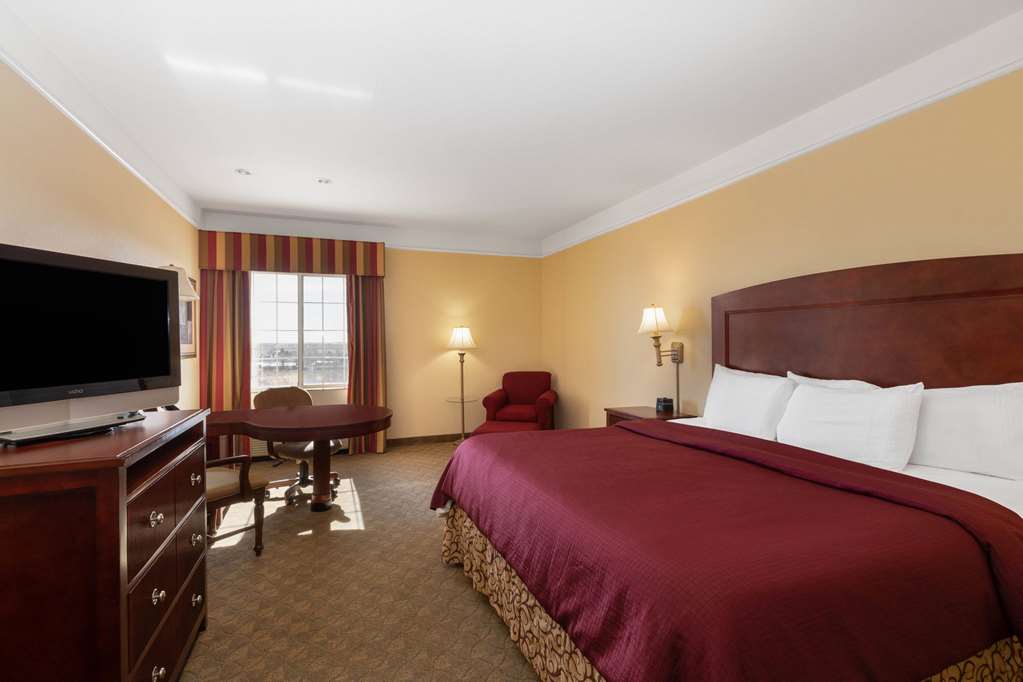 La Quinta Inn & Suites by Wyndham Dodge City - photo 12