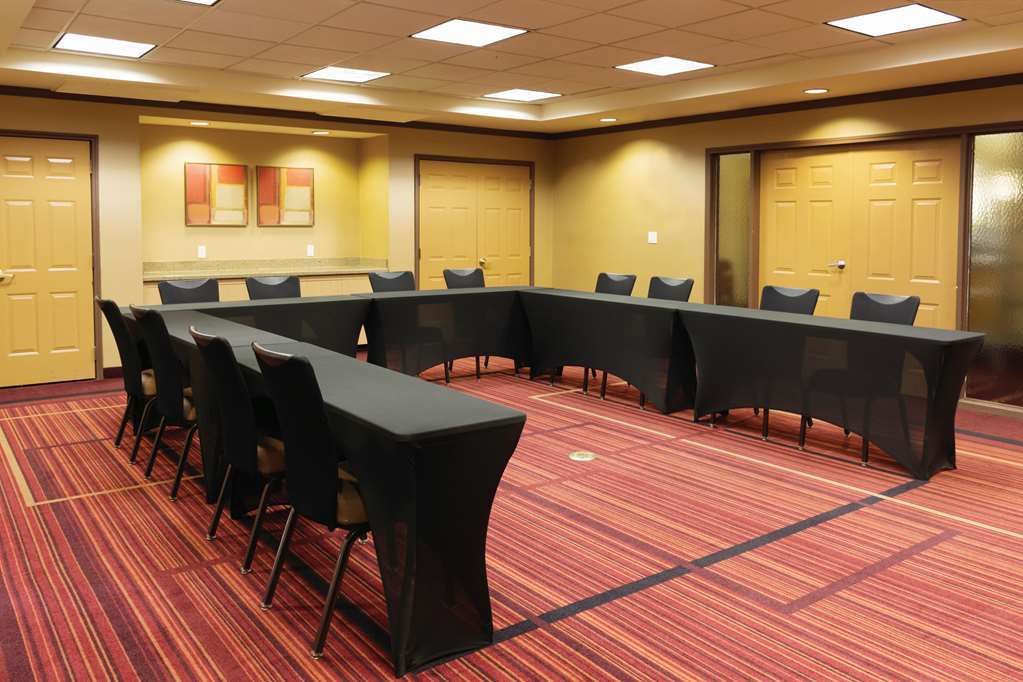 La Quinta Inn & Suites by Wyndham Atlanta Ballpark Galleria - photo 50
