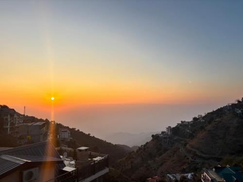 The Alluring North Stays by Sunset Vibes and Chest's Nest Near Mall road kasauli — 4-Star Luxury Hotel in Kasauli, India