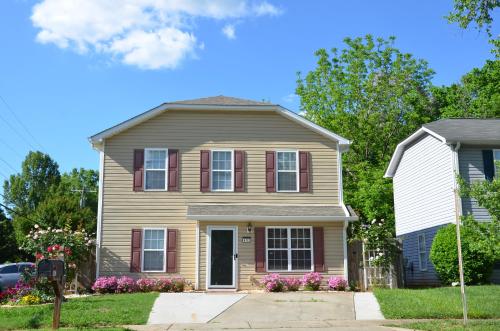 Downtown Gem with Fenced Yard Bbq Grill And Firepit in Charlotte, United States