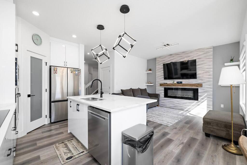 The Happy Place Luxurious Cozy And Modern Home with 4 Bedroom Air Condition Netflix Free Parking Close To Airport And West Edmonton Mall — 4-Star Luxury Hotel in Edmonton, Canada